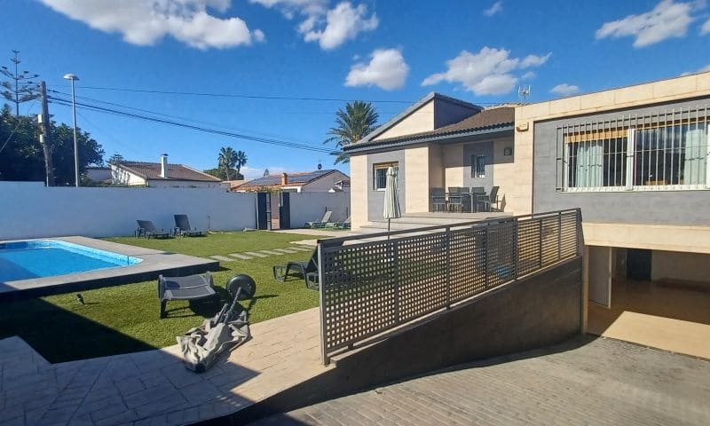 3 bedroom Villa for sale in Torrevieja with pool - € 380,000 (Ref: 8871512)