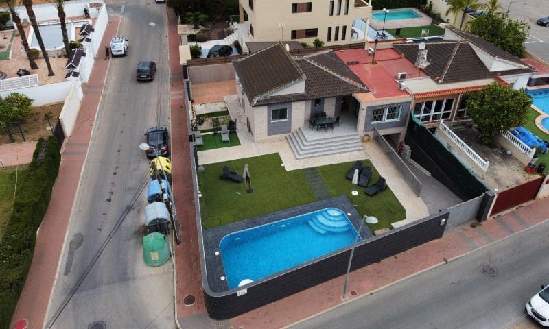 3 bedroom Villa for sale in Torrevieja with pool - € 380,000 (Ref: 8871512)
