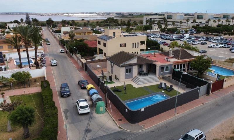 3 bedroom Villa for sale in Torrevieja with pool - € 380,000 (Ref: 8871512)