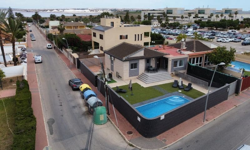 3 bedroom Villa for sale in Torrevieja with pool - € 380,000 (Ref: 8871512)
