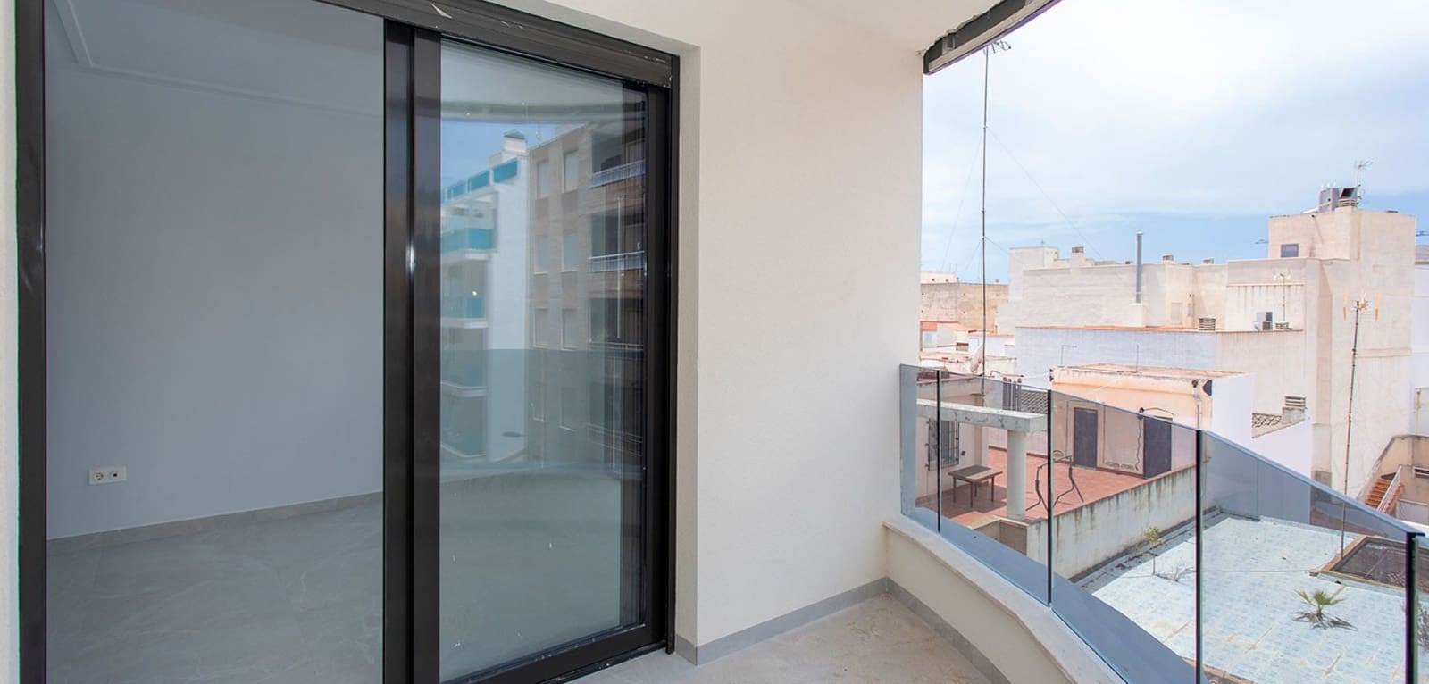 2 makuuhuone Huoneisto myytävänä paikassa Torrevieja mukana uima-altaan - 300 000 € (Ref: 8871617)