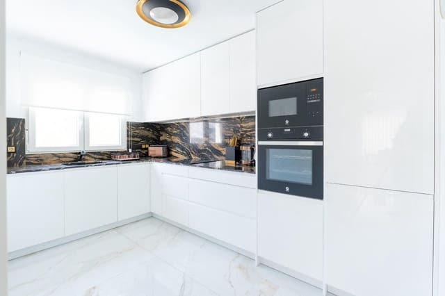 4 sypialnia Dom na sprzedaż w Punta Prima, Torrevieja z basenem garażem - 545 000 € (Ref: 8871624)