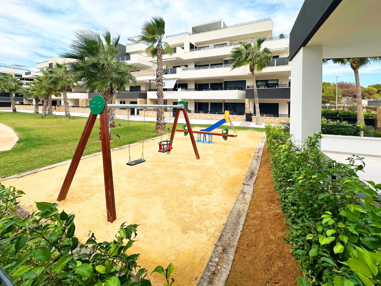 2 soverom Leilighet til salgs i Torrevieja med svømmebasseng garasje - € 279 000 (Ref: 8871633)