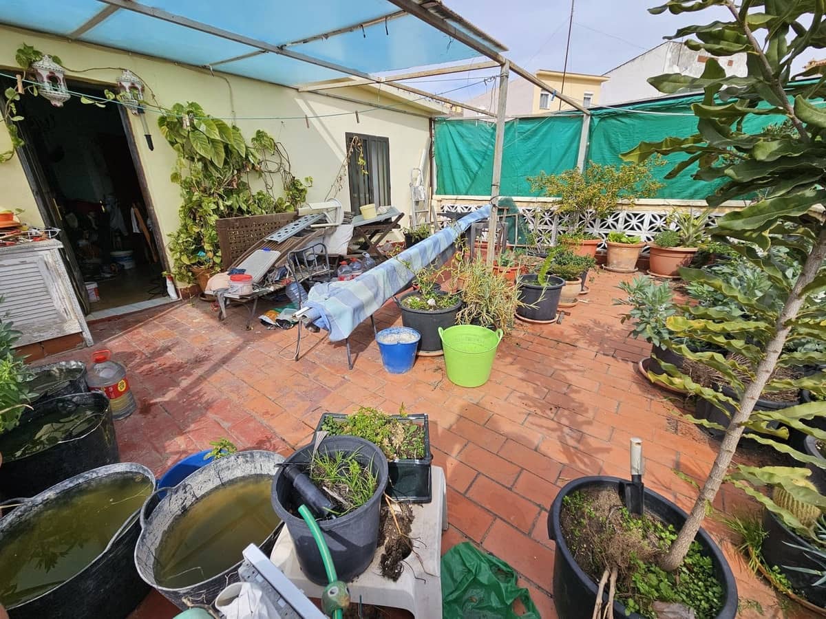 5 bedroom Villa for sale in Estepona with pool garage - € 395,000 (Ref: 8872020)