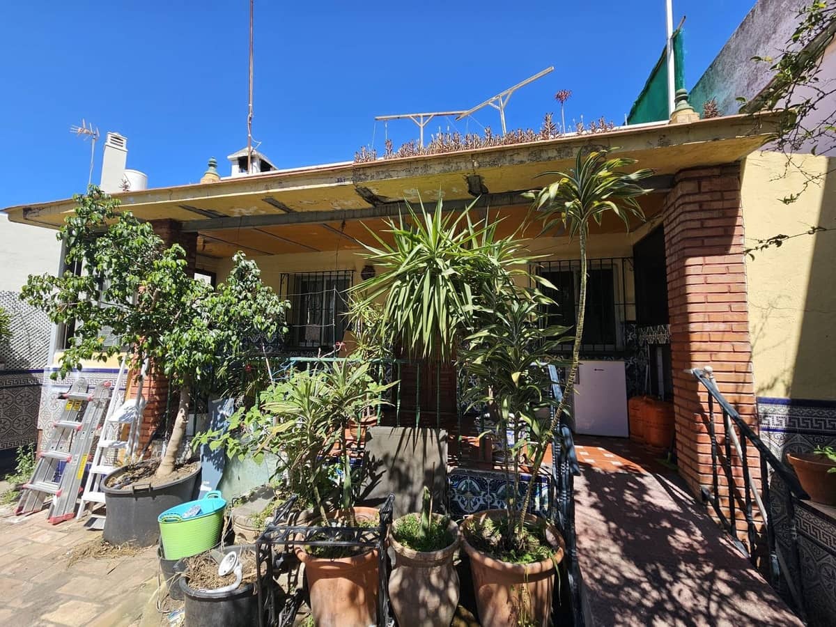 5 bedroom Villa for sale in Estepona with pool garage - € 395,000 (Ref: 8872020)