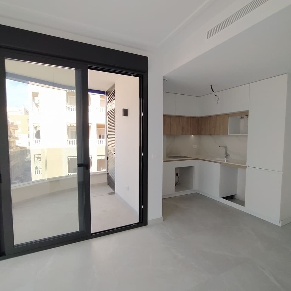 2 soveværelse Lejlighed til salg i Torrevieja med swimmingpool - € 300.000 (Ref: 8872061)