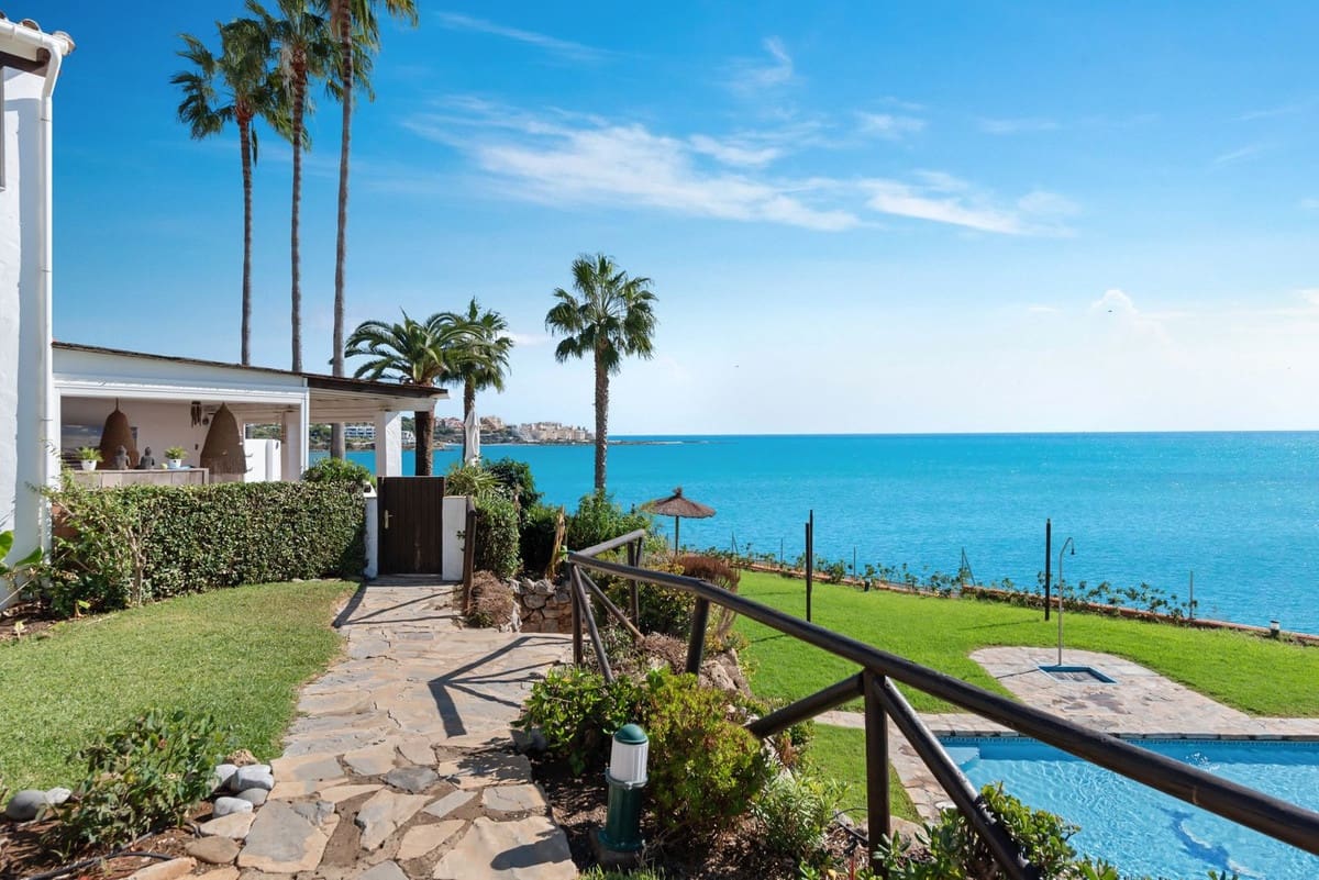 3 bedroom Villa for sale in New Golden Mile with pool - € 495,000 (Ref: 8872176)