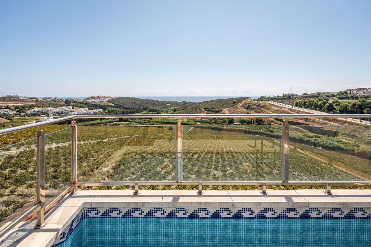 Chalet de 3 habitaciones en Manilva en venta con piscina - 435.000 € (Ref: 8872527)