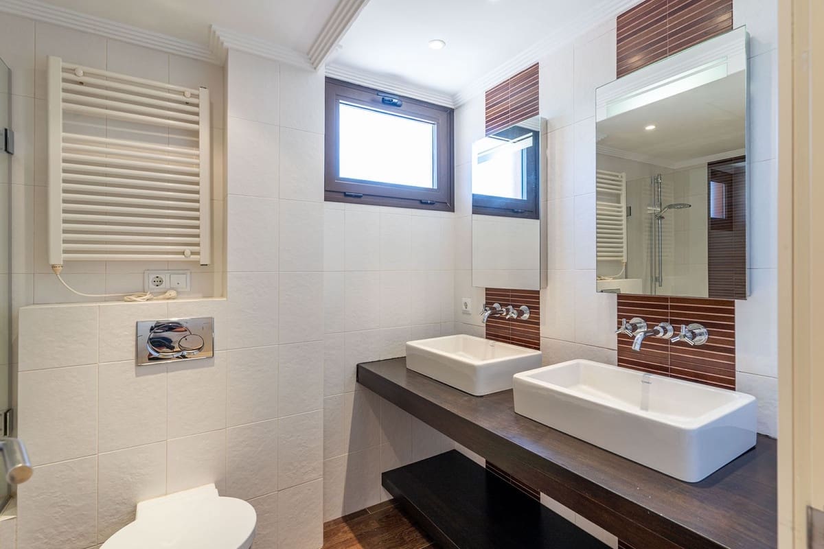 Chalet de 3 habitaciones en Manilva en venta con piscina - 435.000 € (Ref: 8872527)