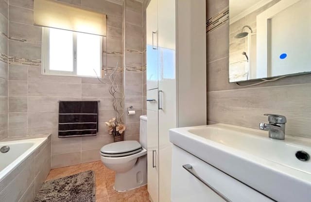 4 soveværelse Villa til salg i La Zenia, Orihuela - € 399.000 (Ref: 8872574)