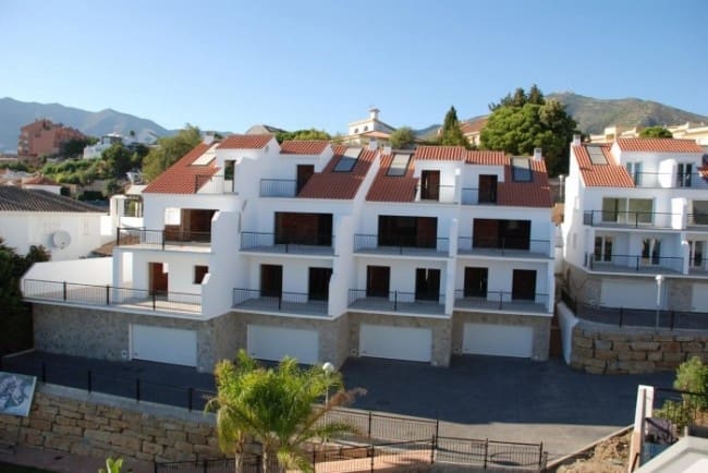 4 chambre Villa/Maison Semi-Mitoyenne à vendre à Fuengirola avec piscine - 450 000 € (Ref: 8872752)