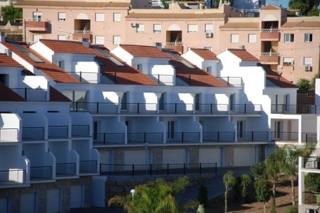 4 chambre Villa/Maison Semi-Mitoyenne à vendre à Fuengirola avec piscine - 450 000 € (Ref: 8872752)