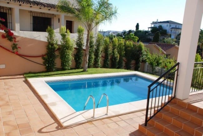 4 chambre Villa/Maison Semi-Mitoyenne à vendre à Fuengirola avec piscine - 450 000 € (Ref: 8872752)
