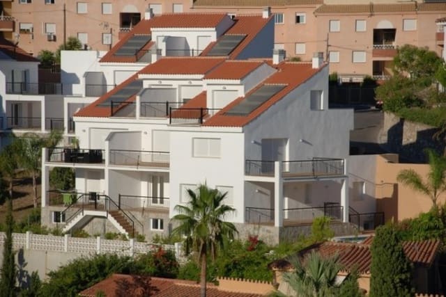 4 chambre Villa/Maison Semi-Mitoyenne à vendre à Fuengirola avec piscine - 450 000 € (Ref: 8872752)