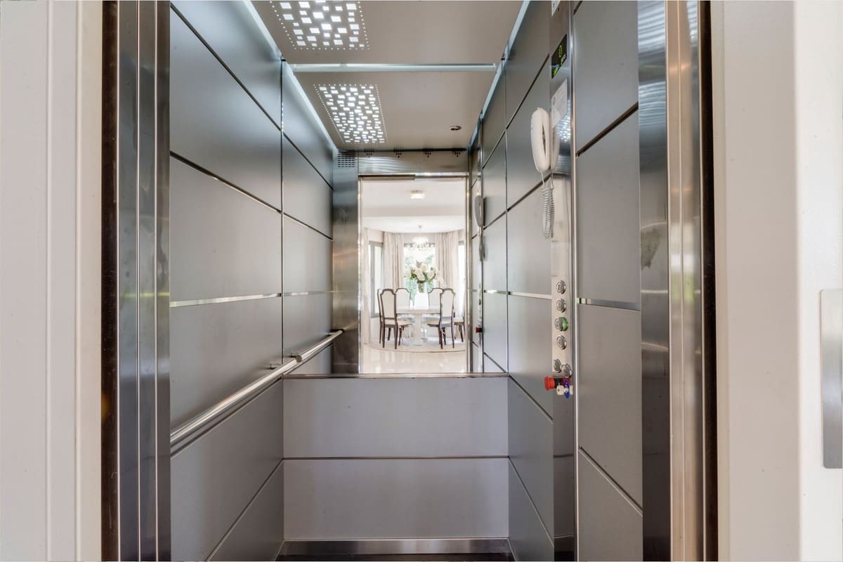 5 soveværelse Villa til salg i Costabella - € 3.950.000 (Ref: 8887970)