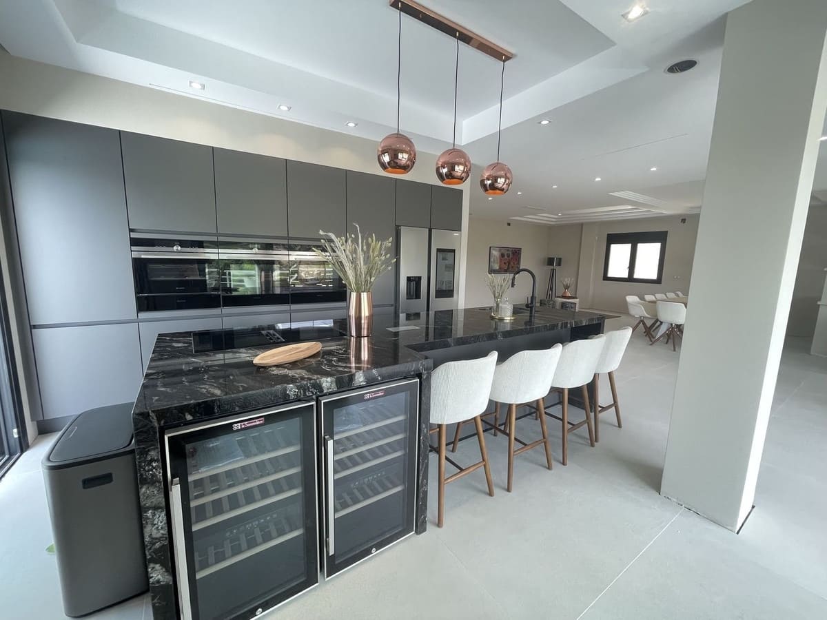 7 bedroom Villa for sale in Elviria - € 3,790,000 (Ref: 8887971)