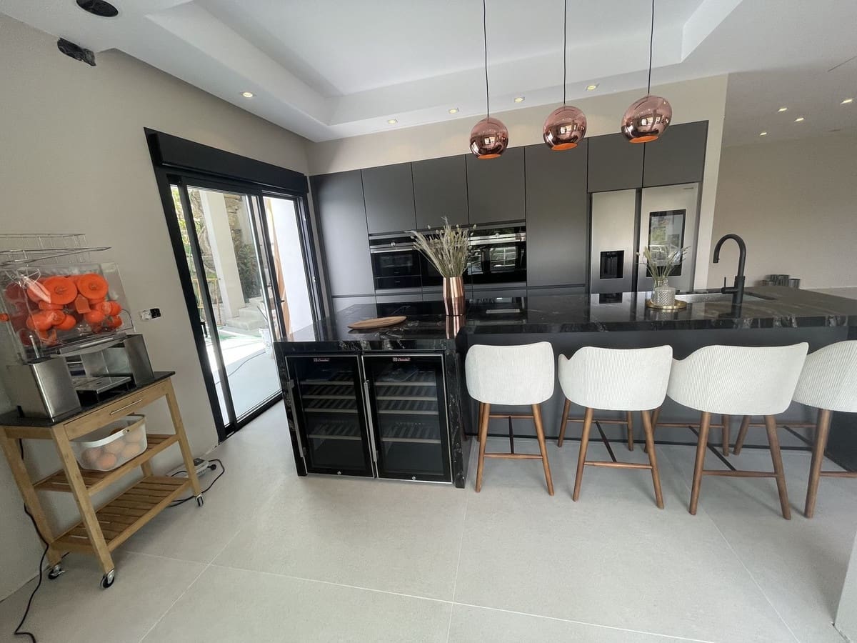 7 sovrum Villa till salu i Elviria med pool - 3 790 000 € (Ref: 8887971)