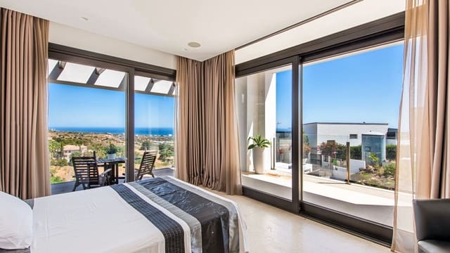 Chalet de 5 habitaciones en Los Monteros, Marbella en venta con piscina - 2.950.000 € (Ref: 8887975)