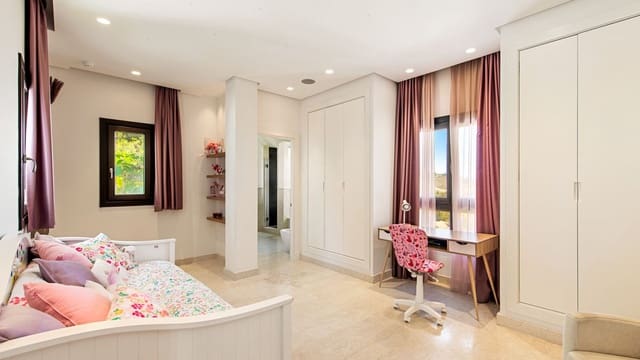 Chalet de 5 habitaciones en Los Monteros, Marbella en venta con piscina - 2.950.000 € (Ref: 8887975)