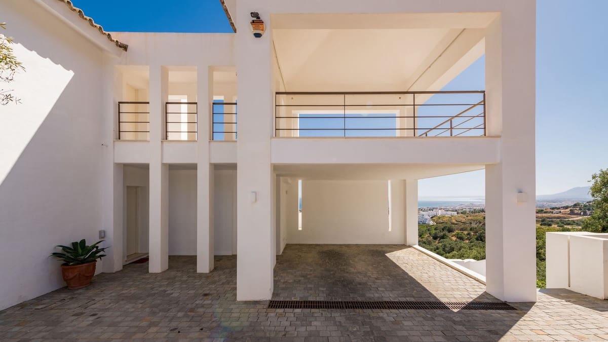 5 bedroom Apartment for sale in Los Monteros with pool - € 2,950,000 (Ref: 8887975)
