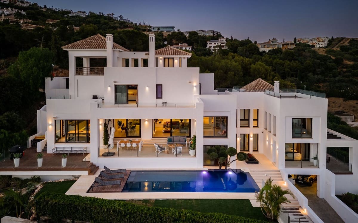 5 bedroom Apartment for sale in Los Monteros with pool - € 2,950,000 (Ref: 8887975)