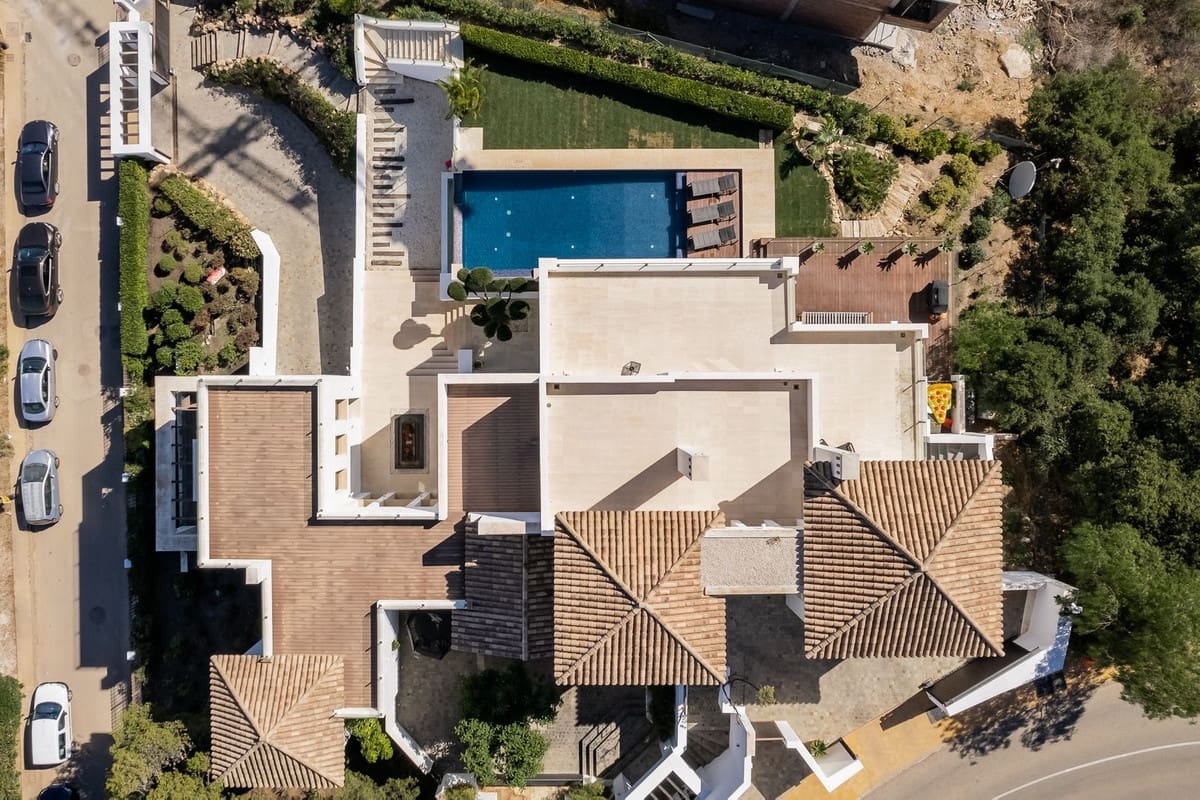 5 bedroom Apartment for sale in Los Monteros with pool - € 2,950,000 (Ref: 8887975)