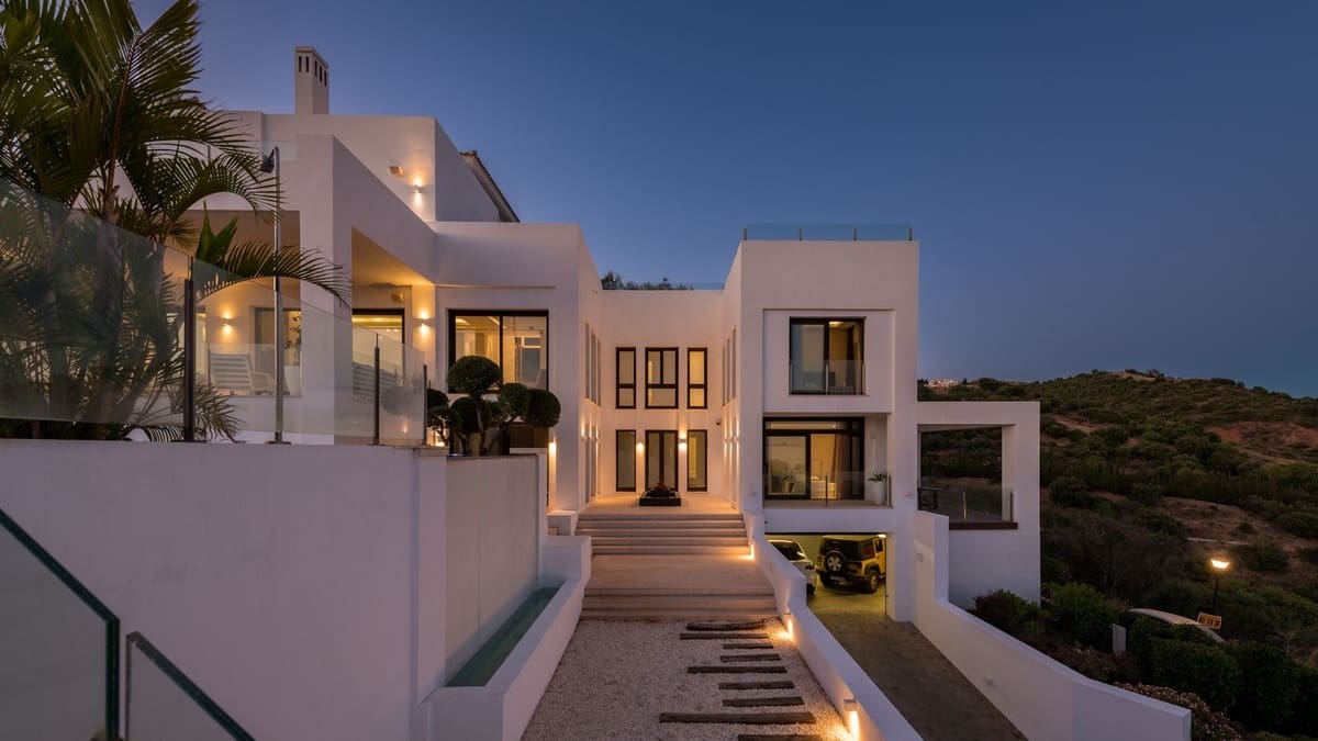5 bedroom Apartment for sale in Los Monteros with pool - € 2,950,000 (Ref: 8887975)