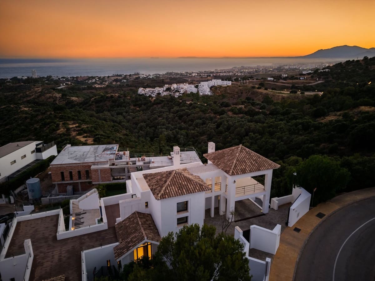 5 bedroom Apartment for sale in Los Monteros with pool - € 2,950,000 (Ref: 8887975)