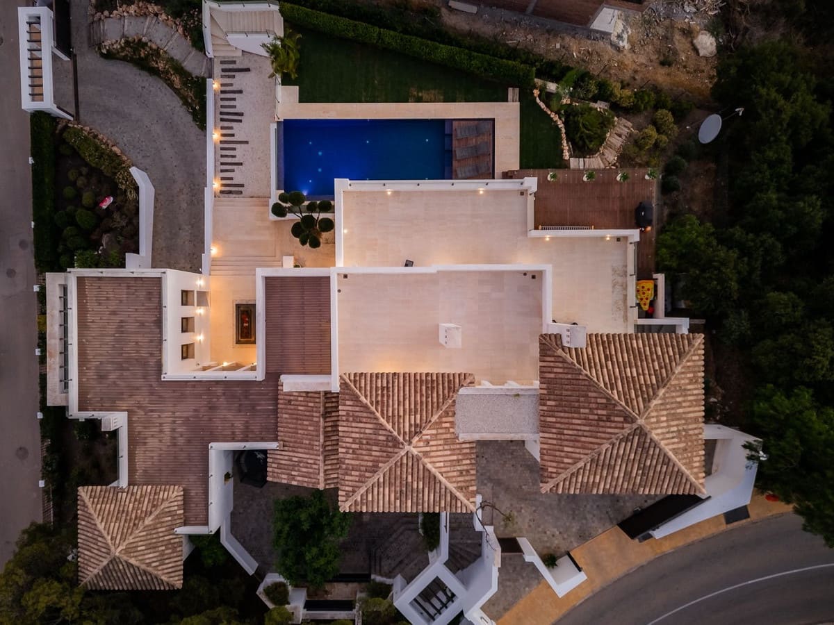 5 bedroom Apartment for sale in Los Monteros with pool - € 2,950,000 (Ref: 8887975)