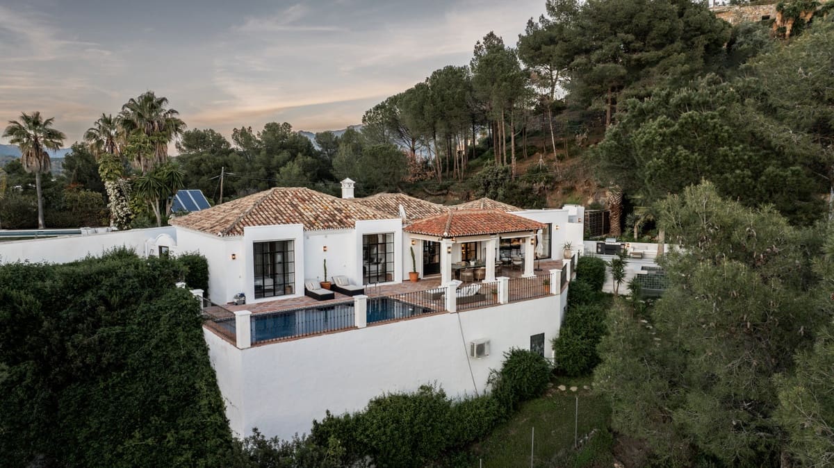 4 bedroom Villa for sale in Benahavis - € 2,250,000 (Ref: 8887980)