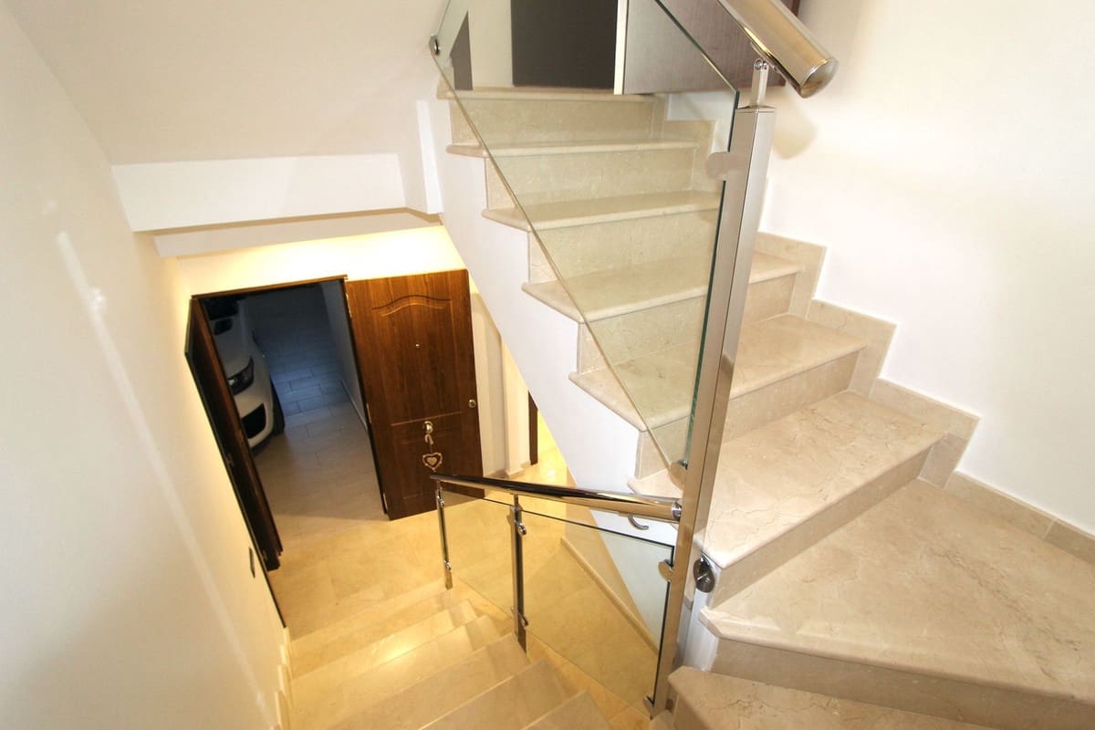 4 soveværelse Byhus til salg i Nueva Andalucia - € 950.000 (Ref: 8887998)