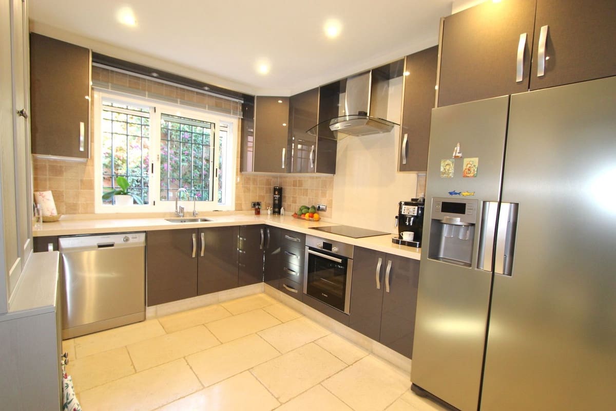 Casa de 4 habitaciones en Nueva Andalucia en venta - 950.000 € (Ref: 8887998)