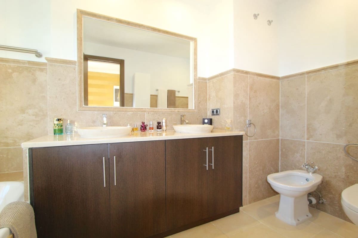 Casa de 4 habitaciones en Nueva Andalucia en venta - 950.000 € (Ref: 8887998)