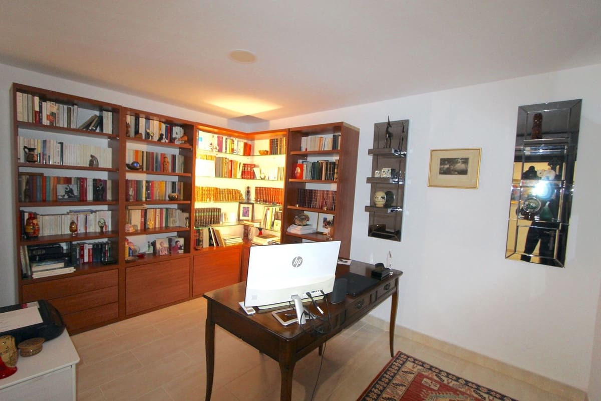 Casa de 4 habitaciones en Nueva Andalucia en venta - 950.000 € (Ref: 8887998)