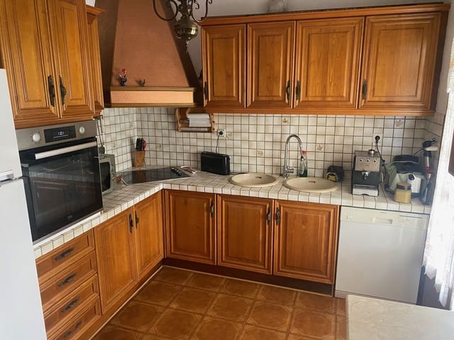 5 sovrum Villa till salu i Puerto de Estepona, Estepona med pool - 689 000 € (Ref: 8888003)