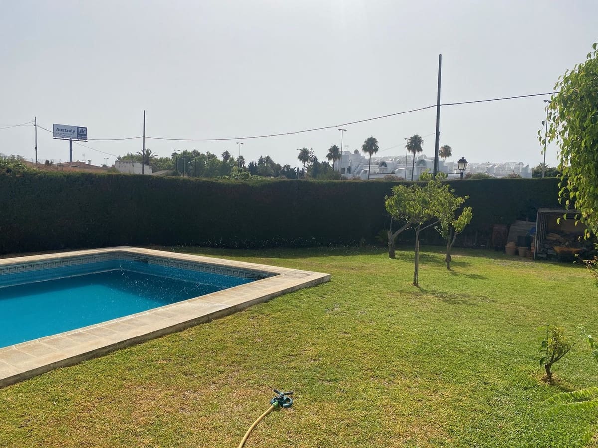 5 makuuhuone Huvila myytävänä paikassa Estepona mukana uima-altaan - 689 000 € (Ref: 8888003)