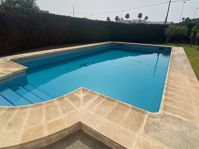 5 sovrum Villa till salu i Puerto de Estepona, Estepona med pool - 689 000 € (Ref: 8888003)