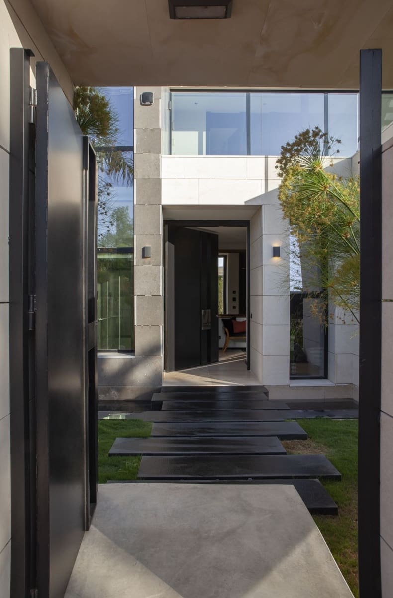 7 bedroom Villa for sale in Nueva Andalucia - € 4,995,000 (Ref: 8888020)