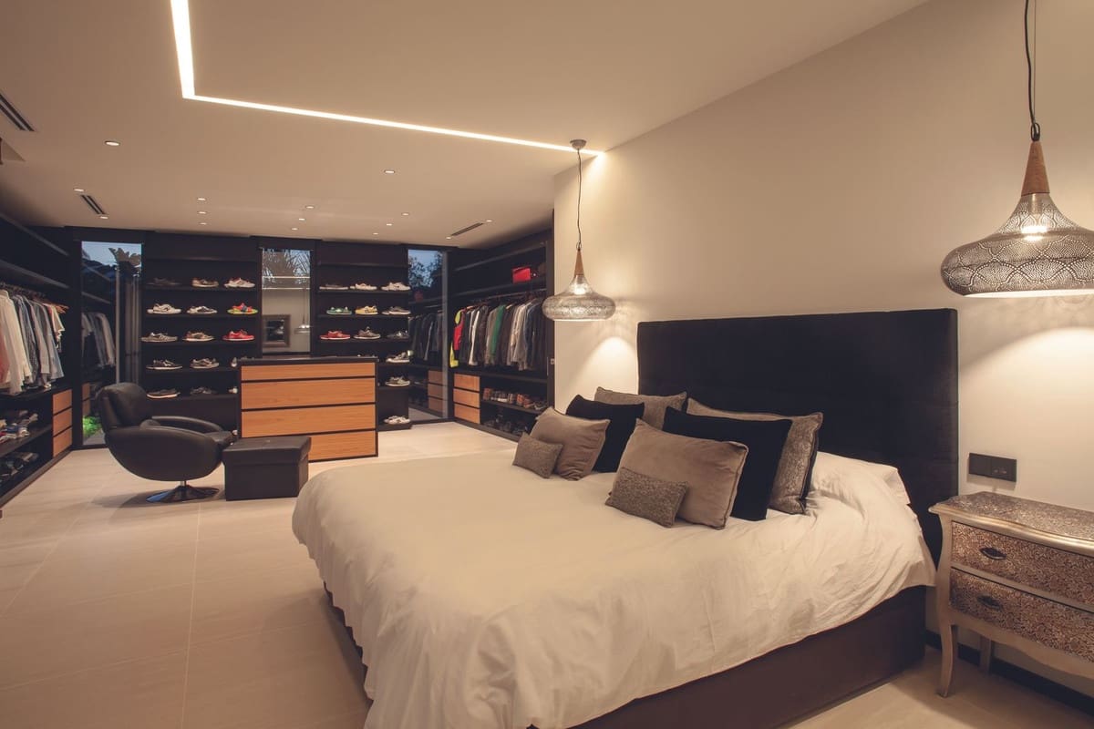 7 bedroom Villa for sale in Nueva Andalucia - € 4,995,000 (Ref: 8888020)