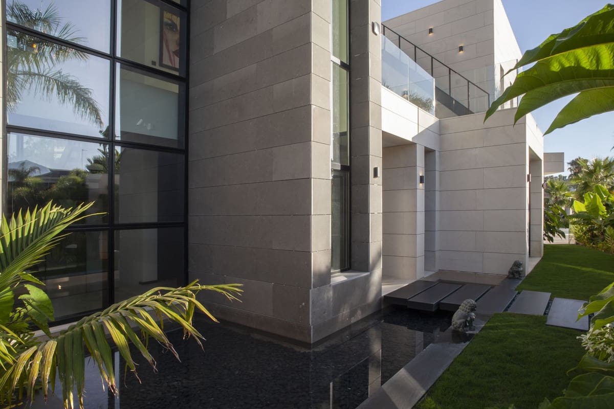 7 bedroom Villa for sale in Nueva Andalucia - € 4,995,000 (Ref: 8888020)