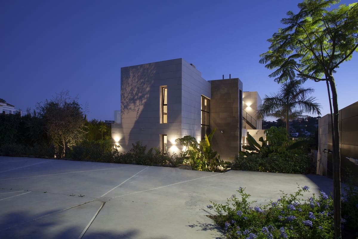 7 bedroom Villa for sale in Nueva Andalucia - € 4,995,000 (Ref: 8888020)