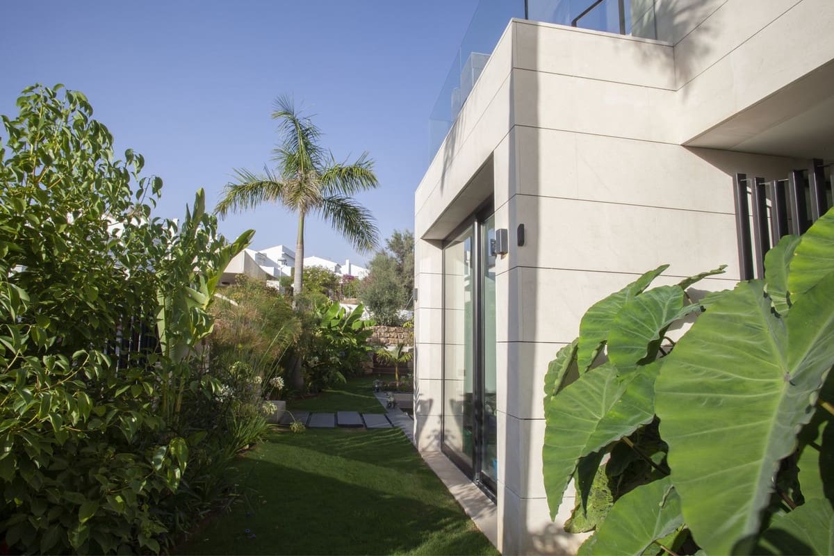 7 bedroom Villa for sale in Nueva Andalucia - € 4,995,000 (Ref: 8888020)