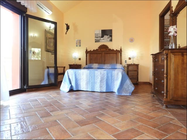 5 bedroom Semi-detached Villa for sale in La Duquesa / Puerto de la Duquesa, Manilva - € 950,000 (Ref: 8888061)