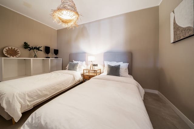 4 soveværelse Lejlighed til salg i Las Brisas, Marbella - € 695.000 (Ref: 8888112)