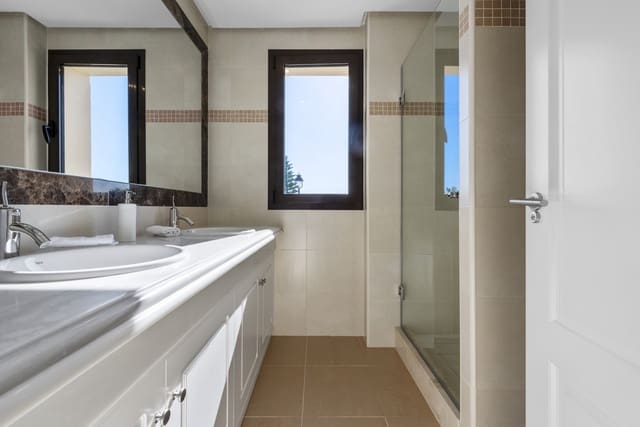4 slaapkamer Villa te koop in Centro, Estepona met zwembad - € 718.693 (Ref: 8888116)