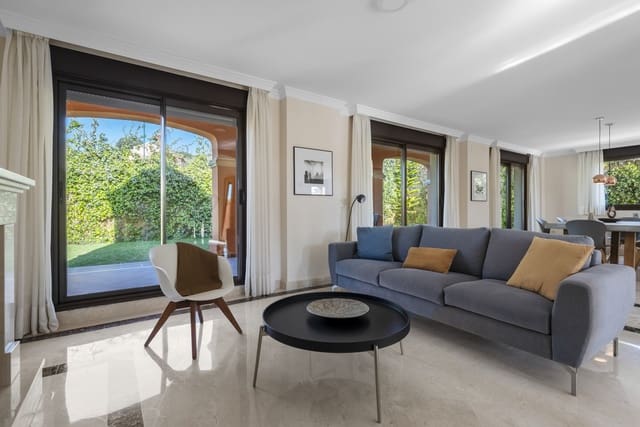 4 slaapkamer Villa te koop in Centro, Estepona met zwembad - € 718.693 (Ref: 8888116)