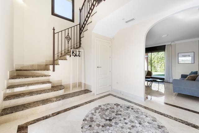 4 slaapkamer Villa te koop in Centro, Estepona met zwembad - € 718.693 (Ref: 8888116)