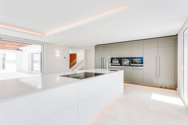 7 bedroom Villa for sale in El Rosario, Marbella - € 3,950,000 (Ref: 8888123)