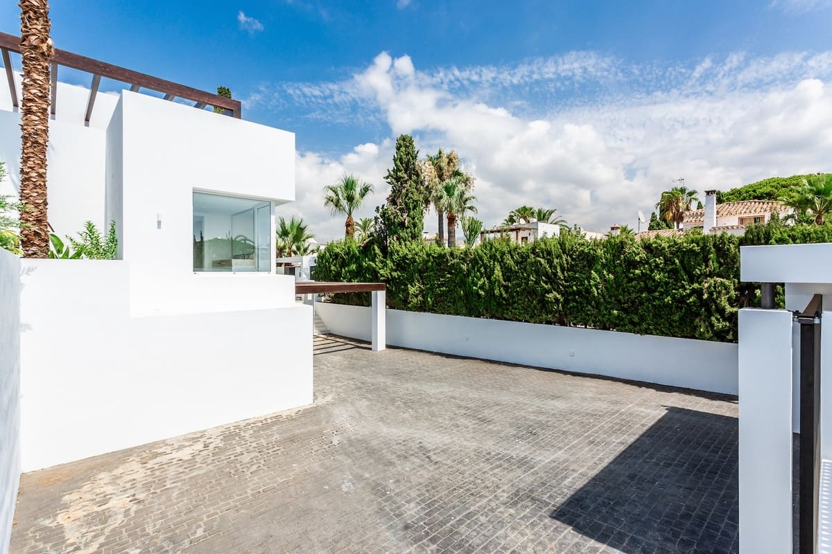 7 bedroom Villa for sale in El Rosario - € 3,950,000 (Ref: 8888123)