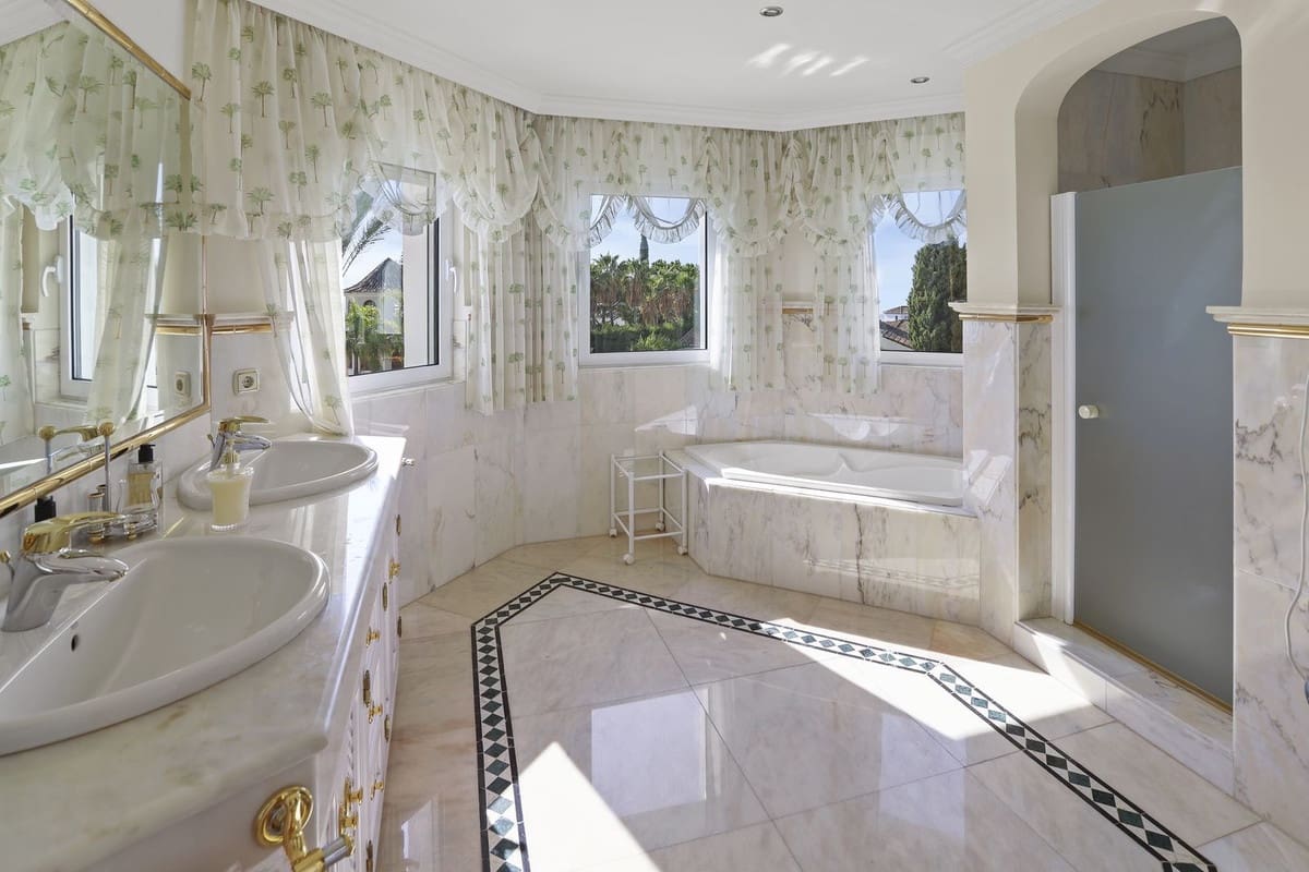 5 sypialnia Willa na sprzedaż w Benahavis - 3 700 000 € (Ref: 8888152)